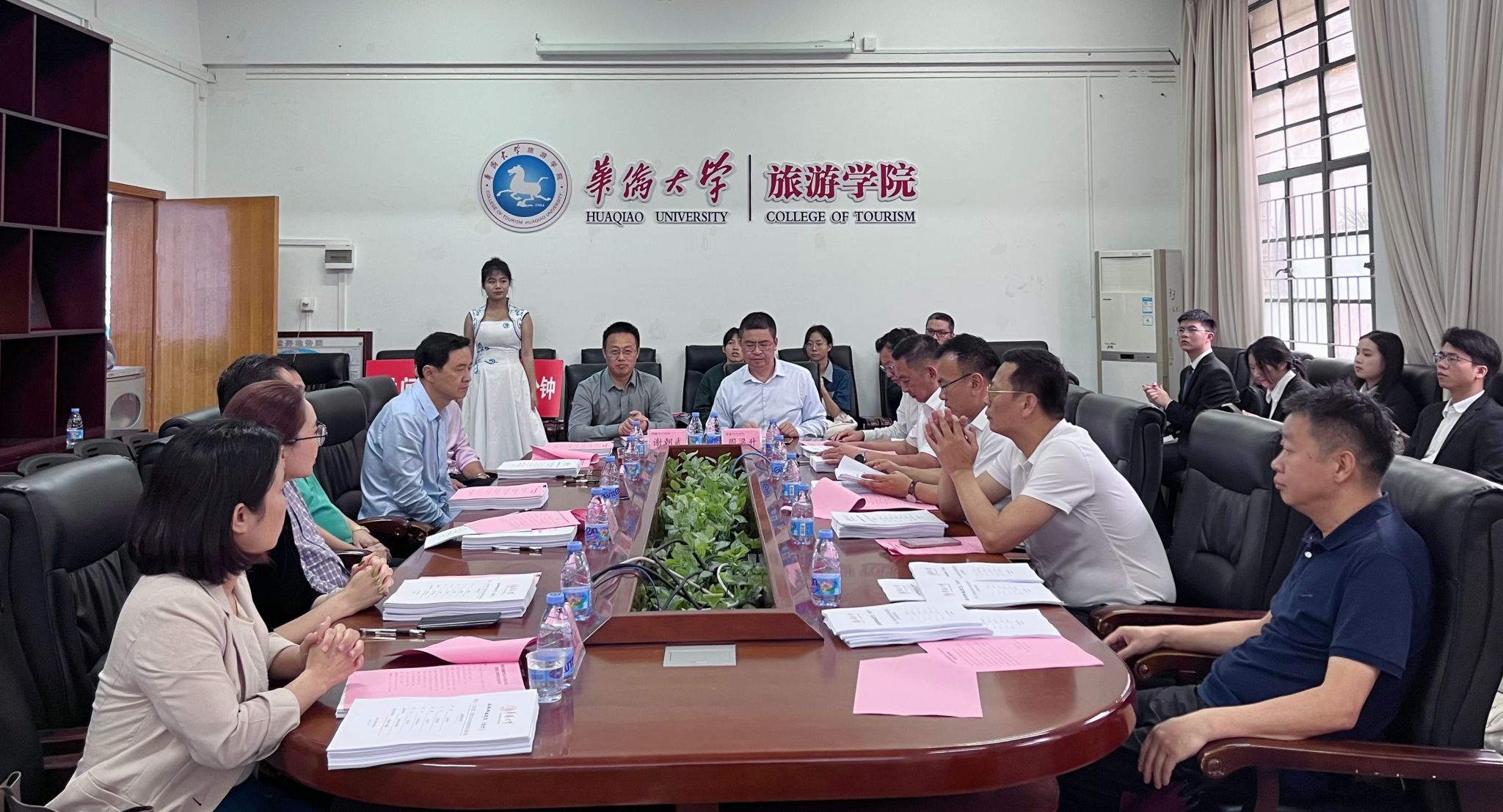 太阳集团城娱8722召开2024届学士学位优秀论文答辩会